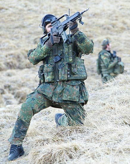 德军士兵使用G36突击步枪参加实战演练