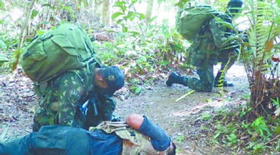各国军人在巴西丛林战训练中心接受野外救援训练