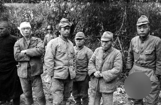 1944年,中国远征军在缅甸俘获的日本士兵
