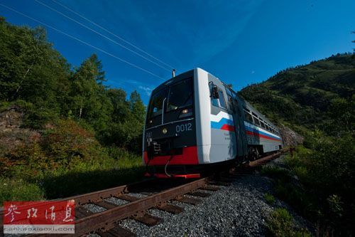 资料图:一辆列车行驶在西伯利亚铁路环贝加尔湖段
