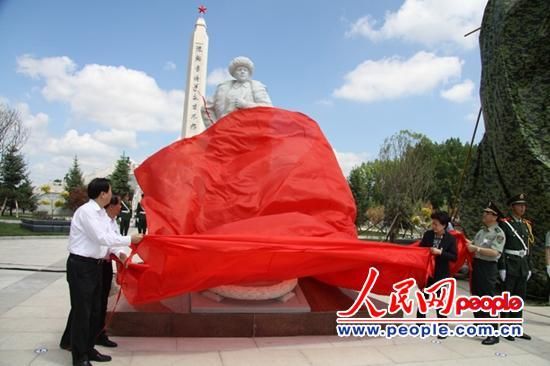 2013年6月13日,陈翰章烈士身首合葬暨公祭仪式上,领导为陈翰章雕像揭幕