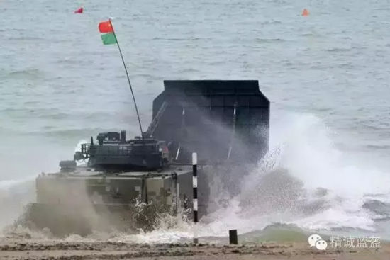 中国海军陆战队05式步兵战车冲击水上课目 吴苏琳摄