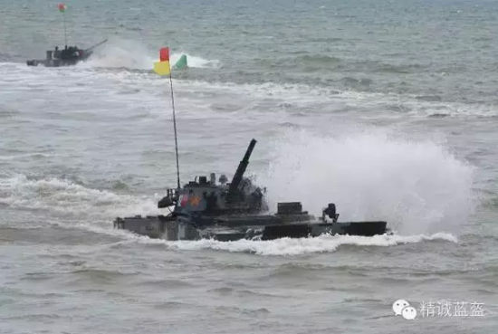 中国海军陆战队05式步兵战车冲击水上课目 吴苏琳摄
