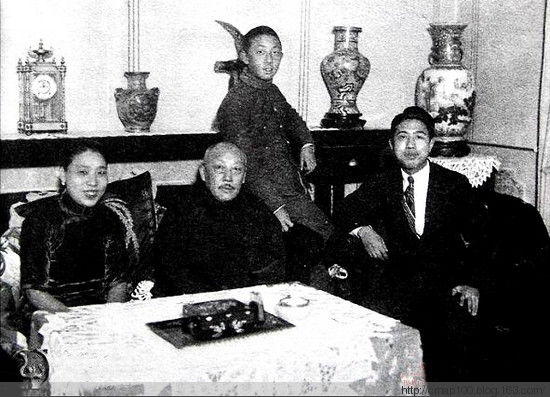 左起:张景惠七夫人徐芷卿、张景惠、张景惠二儿子张绍纪(张梦实)和侄子张绍维