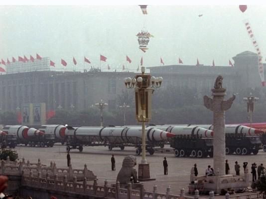 资料图片:1984大阅兵,战略导弹首次亮相。