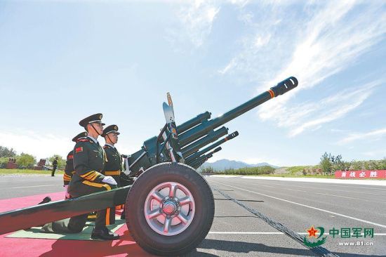 图为武警北京市总队九支队礼炮中队官兵正在训练。