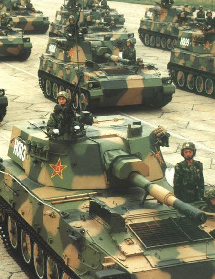 资料图:国庆50周年大阅兵参阅履带式122毫米自行榴弹炮方队