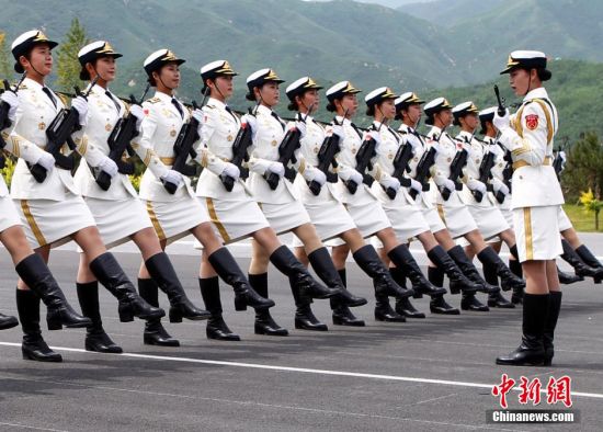 三军仪仗队女兵在为阅兵加紧训练