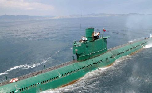 资料图:金正恩视察朝鲜海军 亲自乘坐潜艇