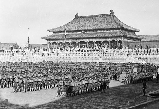 参加阅兵的有各战胜国驻华军队,太和殿前广场周围各国国旗。