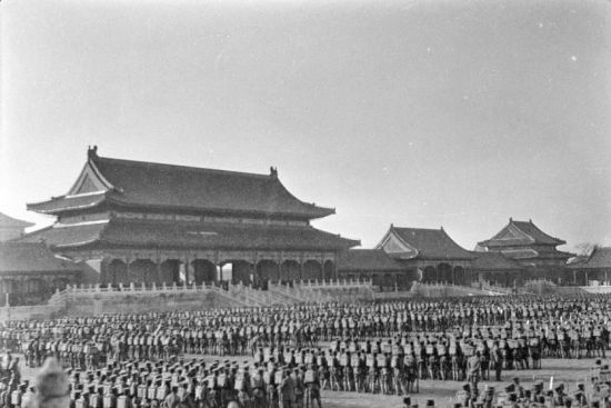 1918年11月28日,太和殿前参加检阅的士兵。
