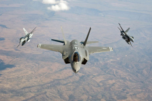 F35与F16战斗机
