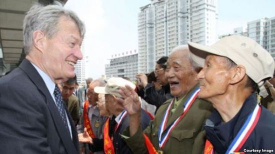 美国驻华大使博卡斯与二战中国老兵会面(图片来源:美国驻中国大使馆)