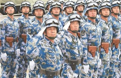 将军领队(前左一)同方队士兵一起训练。新华社发