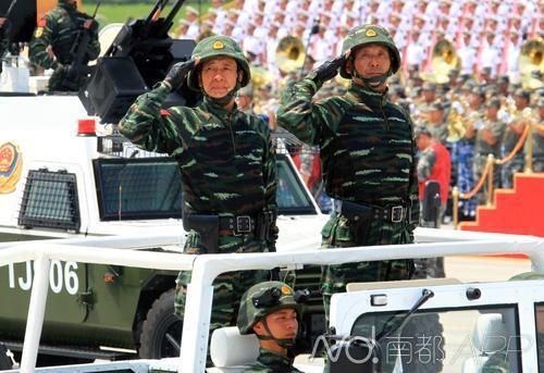 武警反恐突击车方队将军领队孟鸣少将(左)带领方队进行训练。新华社发