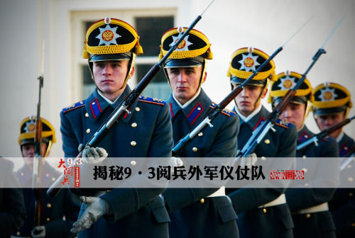 图为2005年10月29日,俄罗斯仪仗队士兵在克里姆林宫前的交接仪式上进行花枪表演。