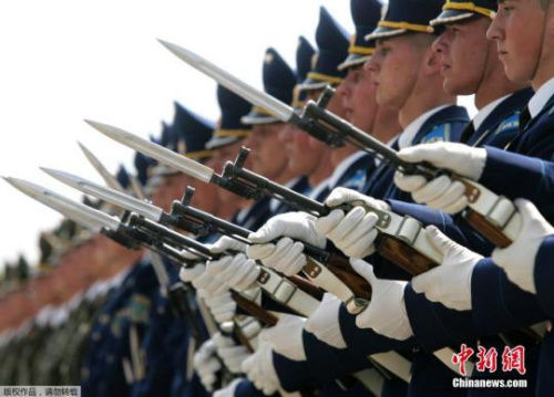 图为2007年5月22日,白俄罗斯明斯克,白俄罗斯仪仗队进行队列表演。