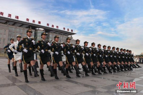 资料图:三军仪仗队女兵步伐铿锵有力。梁振 摄