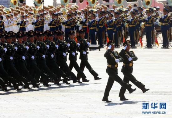 9月3日,中国人民抗日战争暨世界反法西斯战争胜利70周年纪念大会在北京隆重举行。这是“华南游击队”英模部队方队通过天安门广场。新华社记者王申摄