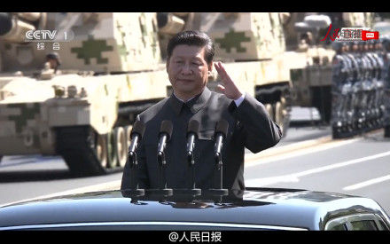 习大大用左手向官兵招手致意