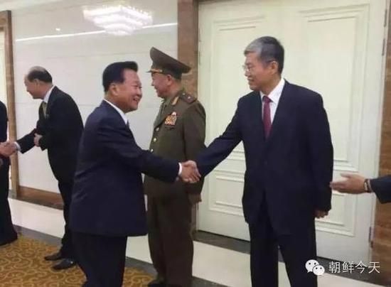 朝鲜劳动党中央政治局委员、党中央书记崔龙海3日晚返回平壤,中国驻朝鲜使馆公参张承刚到平壤顺安国际机场迎接。 图| 朝鲜今天