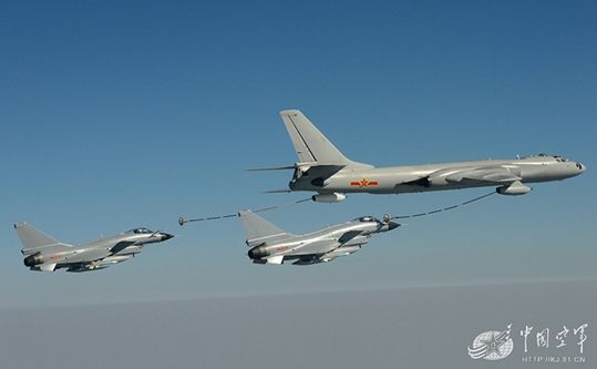 轰油6为歼10战机加油