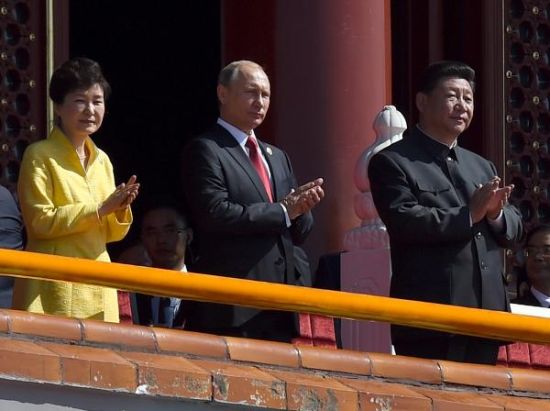 韩媒称朴槿惠阅兵式所坐位置“曾属于金日成 ”