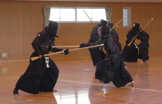 日本高知自卫队正在练习拼刺