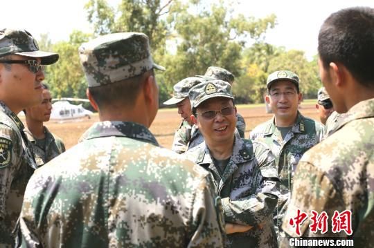 韩鹏少将与参训士兵交谈。赖海隆 摄