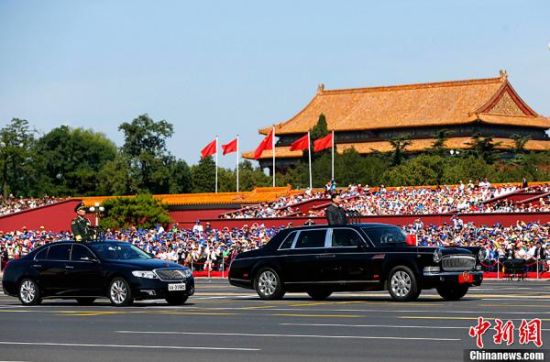 9月3日,纪念中国人民抗日战争暨世界反法西斯战争胜利70周年大会在北京天安门广场隆重举行。中共中央总书记、国家主席、中央军委主席习近平检阅受阅部队。