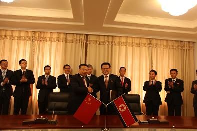李进军大使和朴明国副外相签署《中朝图们—南阳口岸新界河公路桥建桥协定》