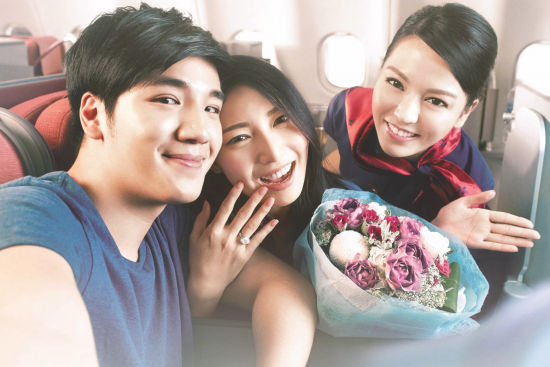 为搭乘香港航空的旅客提供求婚、新婚或周年纪念、生日及小童飞行日志等贴心的专属服务,让旅客在乘搭香港航空的途中,拥有一个在三万尺高空中的甜蜜之旅。