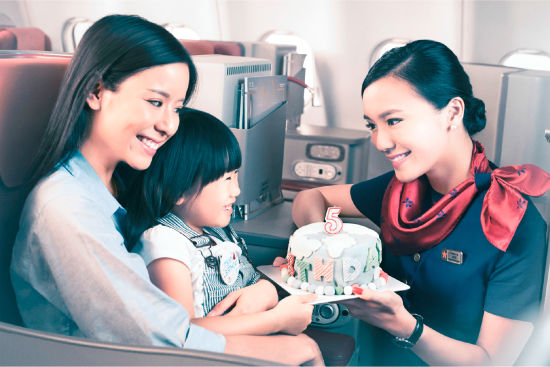 8月,香港航空推出了全新的“Sweeten You Up 飞尝喜悦”舱内星级服务.