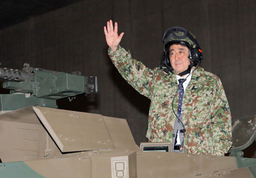 2013年4月,安倍在网络爱好者集会中登上日本陆上自卫队战车