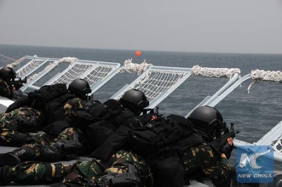 特种兵在甲板上警戒