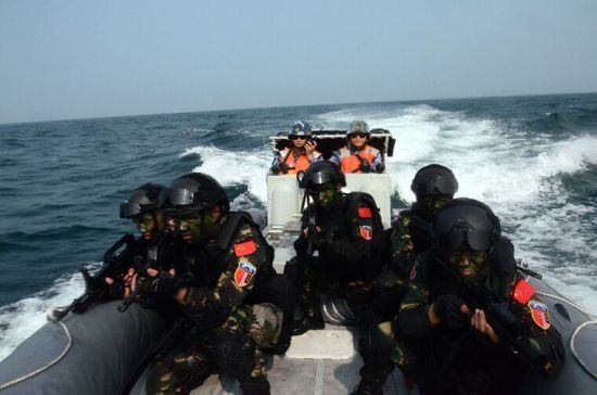 头盔传统的2点、3点与4点悬挂在高强度的战术动作下都无法保证头盔稳固不动,搭载各类装备很有压力,新式头盔可有效解决这种问题