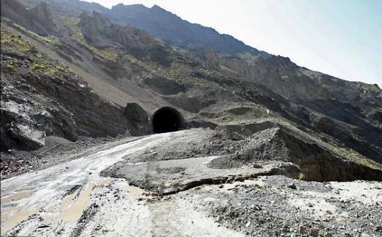该公路穿越山区,隧道众多,建设不易
