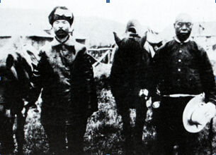 日本间谍中村震太郎(左)退役骑兵曹长景杉延太郎