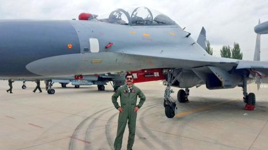 巴基斯坦飞行员在中国空军苏-30战机前留念