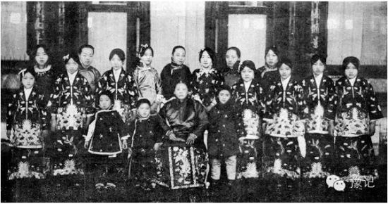 资料图:袁世凯部分妻女的合影。当中为正室于夫人,旁边的八个女儿身穿“洪宪”公主服,后排为袁世凯的几个儿媳。