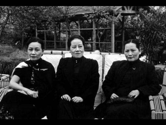 宋氏三姐妹合影,左起:宋美龄、宋蔼龄、宋庆龄(资料图)
