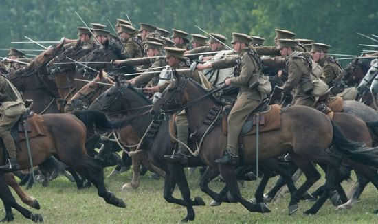 资料图:一战英国骑兵齐群冲锋