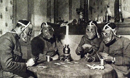 资料图:1917年,法国前线,几名士兵带着防毒面具打桥牌。