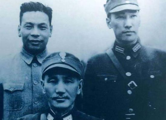 资料图:蒋介石与两个儿子蒋经国、蒋纬国合影