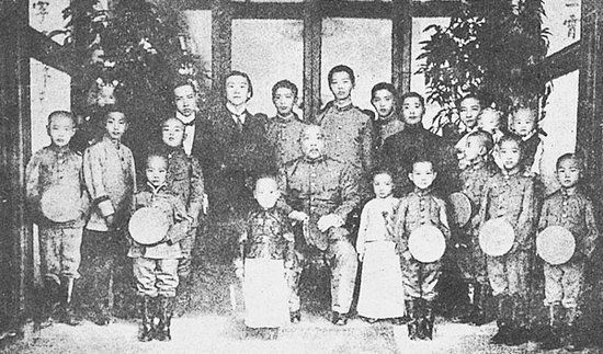 资料图:袁世凯与众多子嗣“全家福”