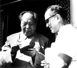 1966年10月1日,李敦白受邀在天安门城楼同毛泽东合影并得到毛泽东签名(资料图片)