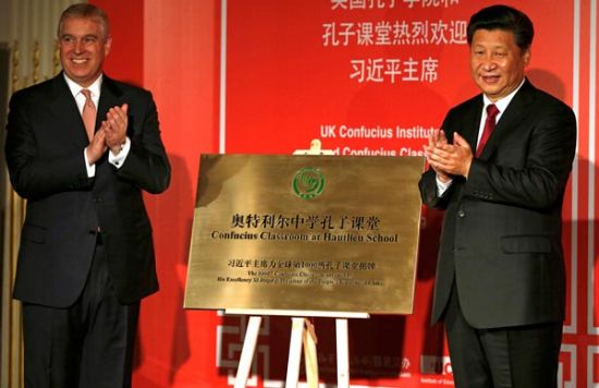 习近平为全球第1000所孔子课堂——奥特利尔中学孔子课堂揭牌。