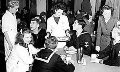 资料图:1943年,美军士兵在伦敦的俱乐部里与英国女性搭讪。