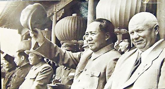 资料图:1959年,天安门上,毛泽东与赫鲁晓夫交谈,背后已经吵架多次。