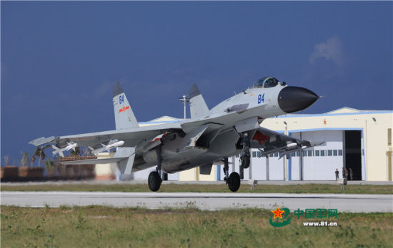 我海军航空兵歼-11BH战斗机着陆,后方库房外形特征与永兴岛机场相似
